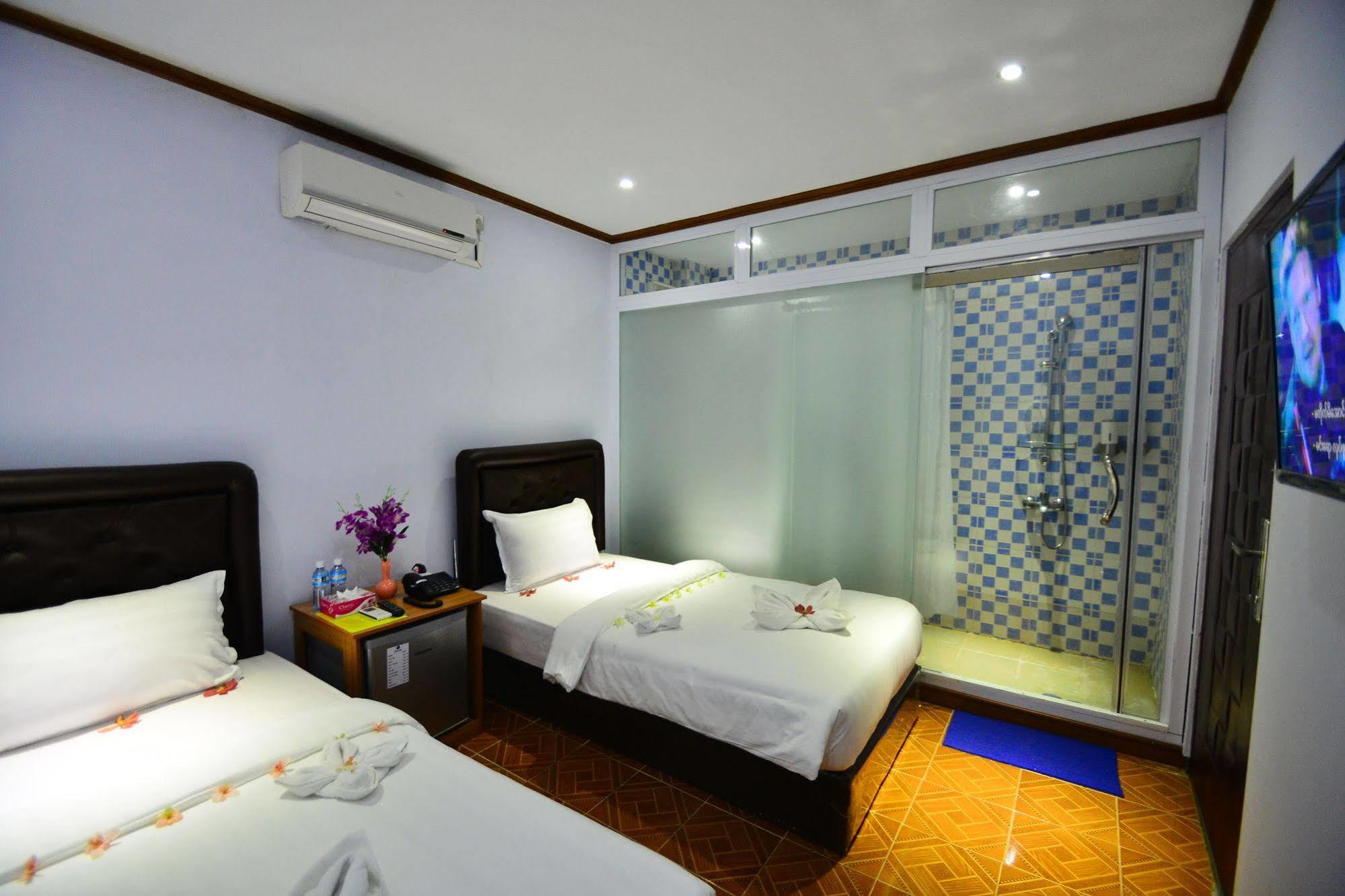 Woodland Hotel Yangon Exteriör bild
