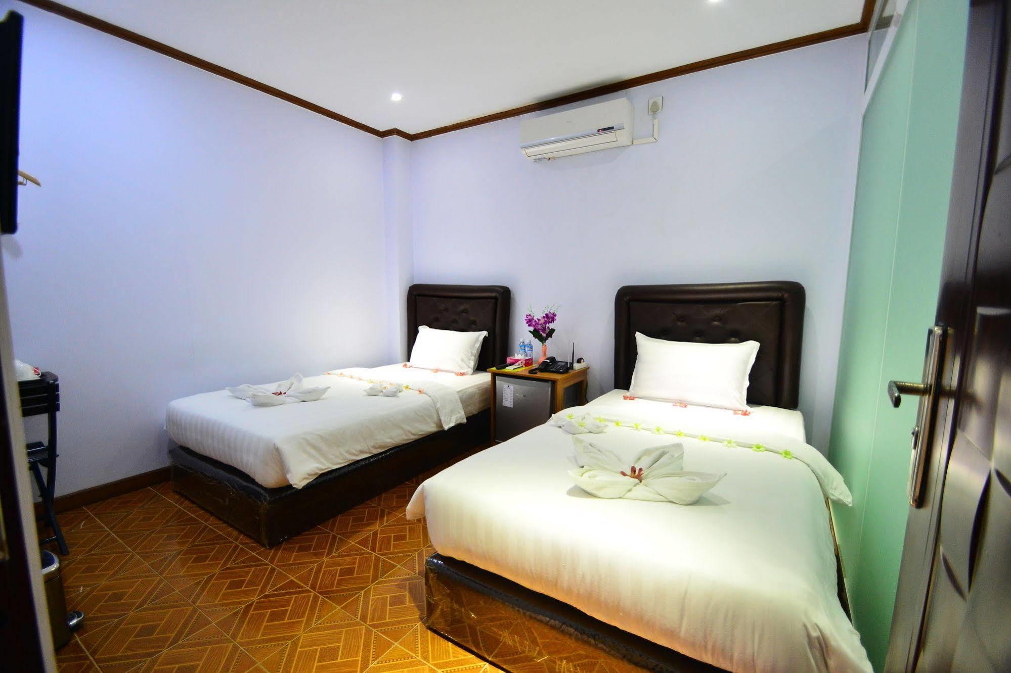 Woodland Hotel Yangon Exteriör bild