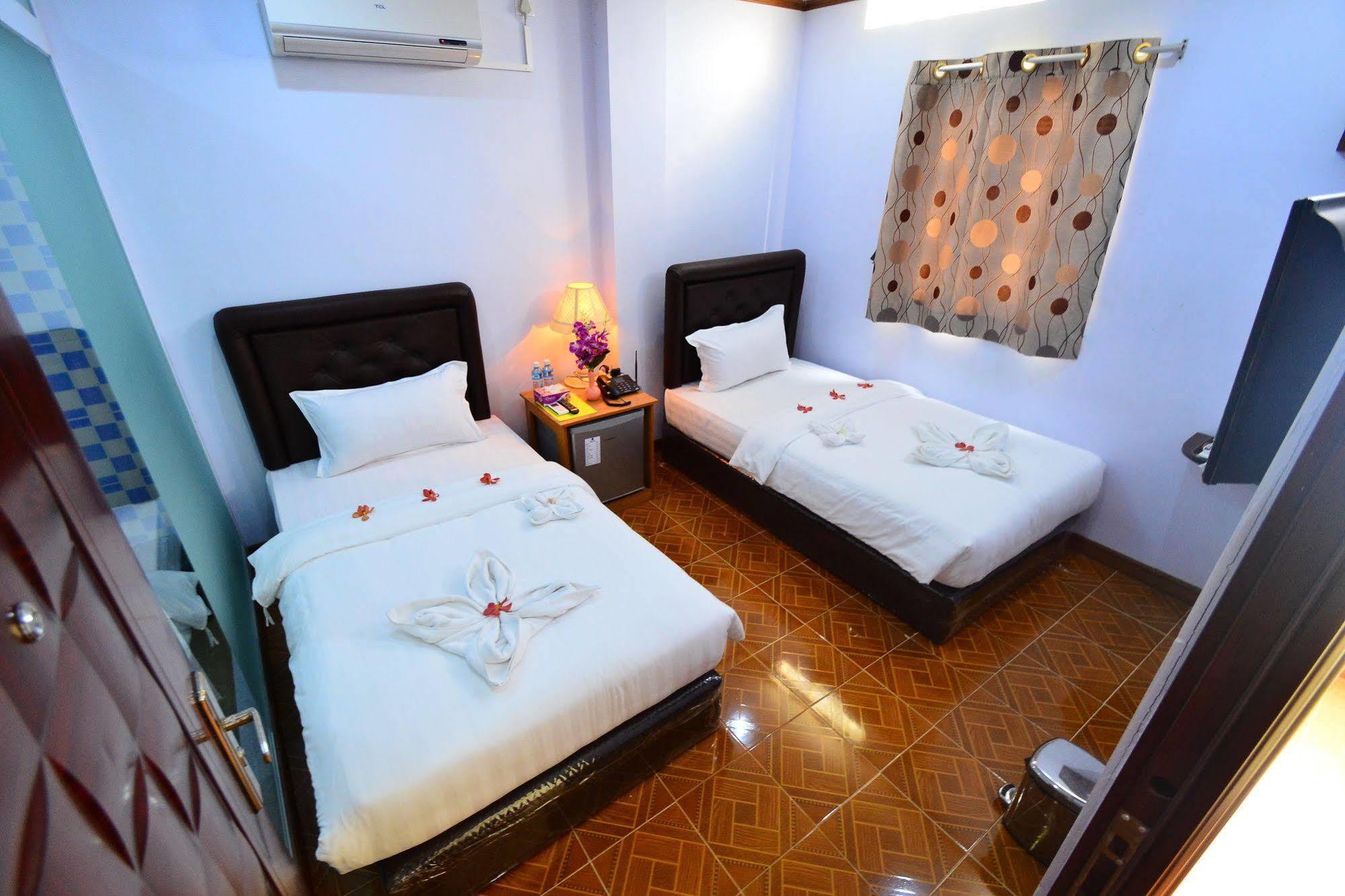 Woodland Hotel Yangon Exteriör bild