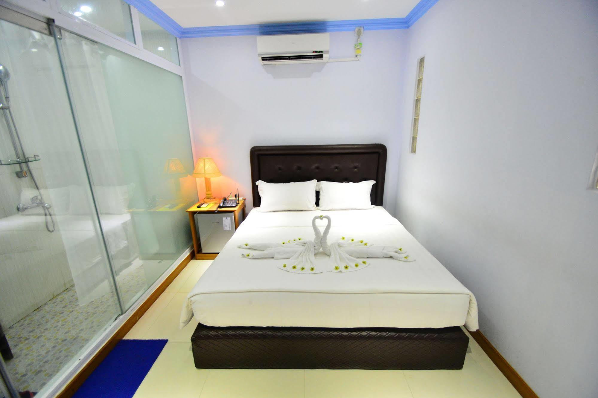 Woodland Hotel Yangon Exteriör bild